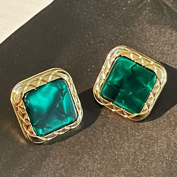 ✨Gorgeous Green Ripples Stud Earring - Picture 1 of 3